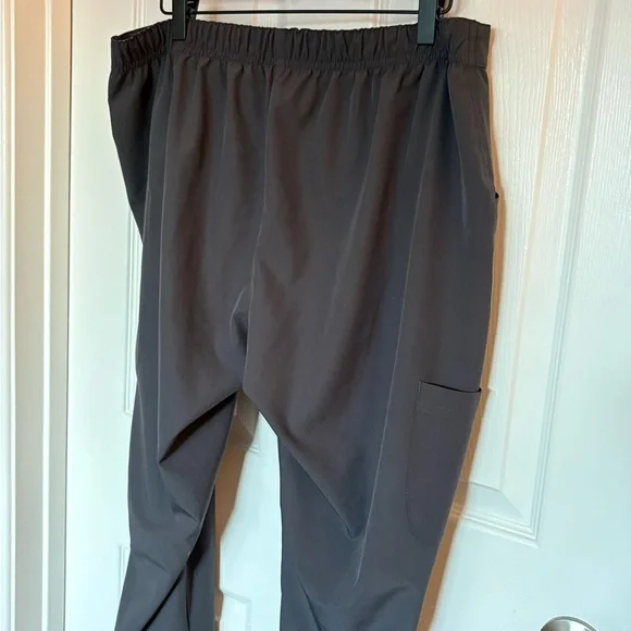 Skechers Scrub Set - Women’s Dark Gray V-Neck Scrub Top and Drawstring Pants - Picture 10 of 10